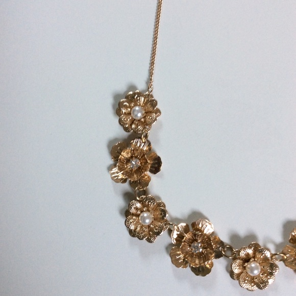 Flower Pearl & Crystal Gold Tone Necklace. - Picture 6 of 7